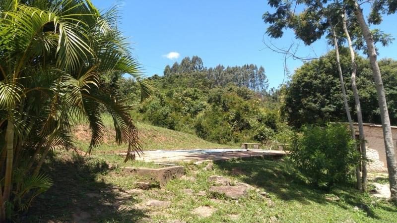 FAZENDA NO DISTRITO DE SANTO ANTÔNIO DO LEITE.